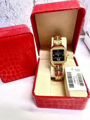Женские маленькие часы в римском стиле Cartier цвет золотистый  и с черным циферблатом